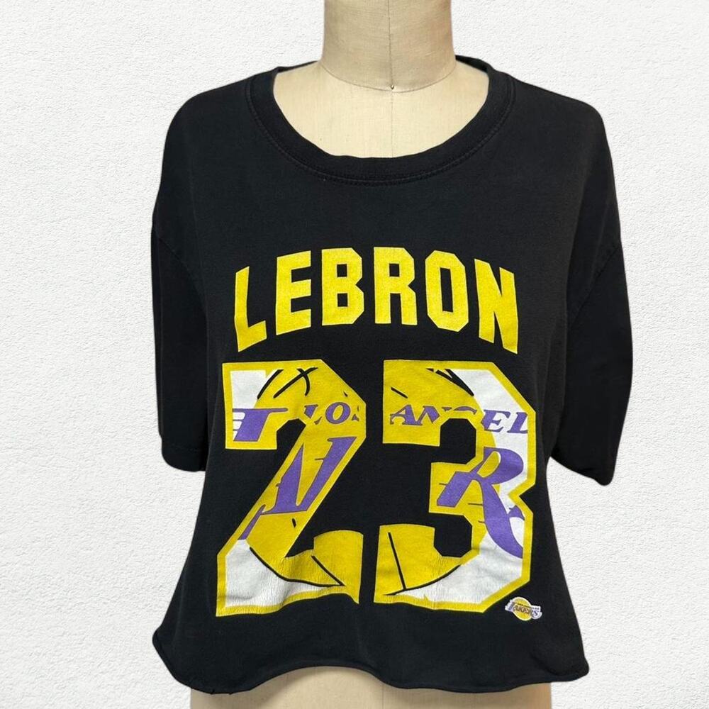 NBA Lakers Lebron James 23 Cropped Tee in Black